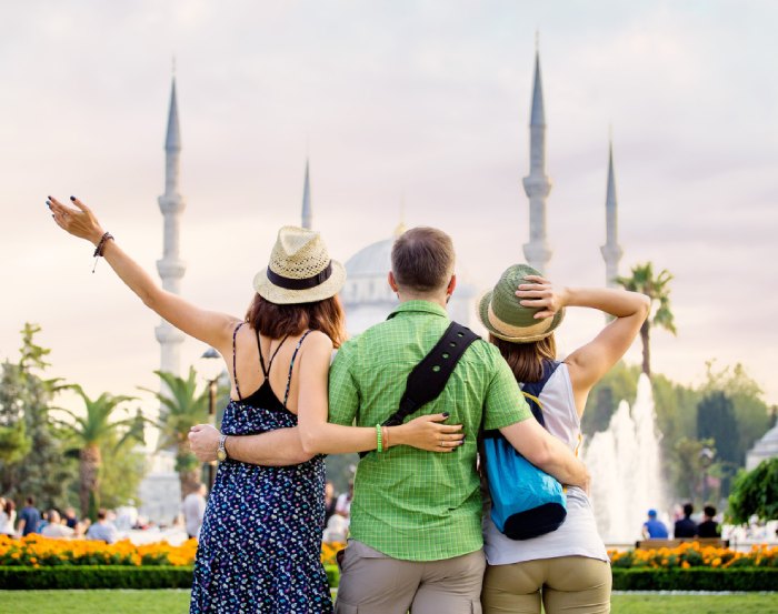 3 viajeros frente a una Mezquita en Estambul